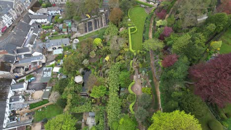 Schöne-Gärten-Und-Großes-Haus-Bier-Fischerdorf-Und-Strand-Devon-England-Drohne-Luftaufnahme