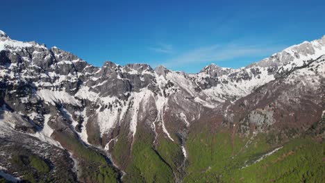 Friedliche-Landschaft-Mit-Weißen-Bergen-Und-Grünem-Wildwald-Unter-Blauem-Himmel-In-Den-Albanischen-Alpen