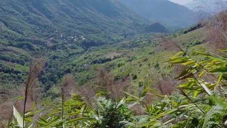 Bergkette-Bedeckt-Mit-Dichten-Grünen-Wäldern-Und-Hellem-Himmel-Am-Morgen-Video-Wird-In-Meghalaya-Indien-Aufgenommen
