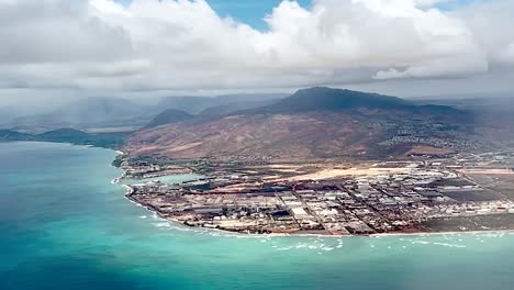 Vista-Aérea-Del-Destino-De-La-Isla-Grande-De-Hawaii-Desde-Arriba-Con-Nubes-Desde-La-Ventana-Del-Avión-Volador