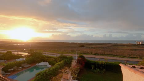 Luxusvilla-Mit-Pool-Und-Meerblick-Bei-Sonnenuntergang-Im-Reiseziel-Algarve-Portugal,-Zeitraffer