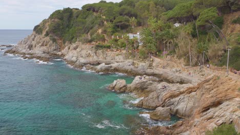 Cala-Banys-En-Lloret-De-Mar-Vistas-A-La-Playa-Rocosa-Mar-Mediterráneo-Agua-Azul-Turquesa-Transparente