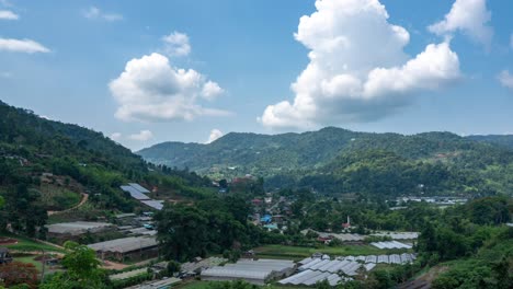 Ein-Zeitrafferschwenk-Eines-Wunderschönen-Tals-Und-Wolken-In-Thailand