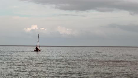Silhouette-Eines-Alten-Segelboots-Direkt-Vor-Der-Küste-Von-Hawaii-An-Einem-Ruhigen-Tag---Statische-Ansicht-Ohne-Segel