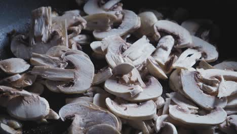 Geschnittene-Pilze,-Die-In-Heißer-Bratpfanne-Kochen