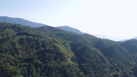 Nebelige-Bergkette-Bedeckt-Mit-Wäldern-Und-Hellem-Himmel-Am-Morgen-Video-Wird-In-Meghalaya-Indien-Aufgenommen