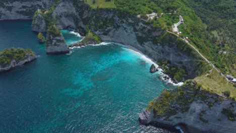 Diamond-beach-on-Nusa-Penida-with-clear-blue-tropical-water,-aerial