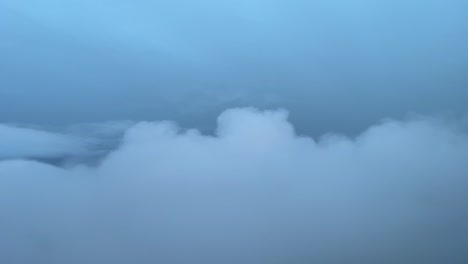 Jet-Luftbild-Aus-Einem-Jet-Cockpit,-Während-Sie-Durch-Schichten-Von-Winterwolken-Fliegen