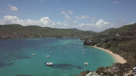 Grenadinen-Bequía-Insel-Luftaufnahme-Des-Unberührten-Meerwassers-Mit-Luxusyachten,-Die-Am-Sandstrand-Der-Bucht-Festgemacht-Sind