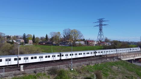 Tren-De-Pasajeros-Del-Metro-Ttc-Que-Pasa-Por-La-Ciudad-Urbana-Durante-El-Viaje-En-Hora-Punta