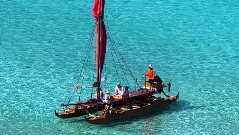 Touristen-Werden-Auf-Einem-Traditionellen-Hawaiianischen-Segelboot-Auf-Kristallklarem-Wasser-Mitgenommen
