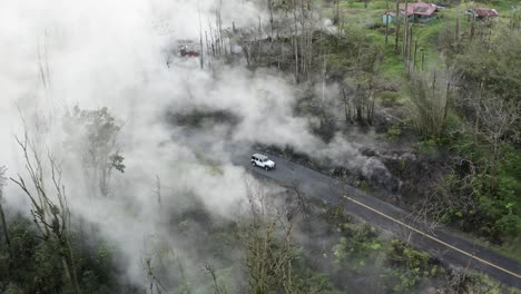 Off-Road-Jeep-Coche-Moderno-Conduciendo-En-La-Remota-Isla-De-Hawaii-Con-Humo-Del-Campo-De-Lava-Del-Volcán,-Aventura-De-Viaje-Explorar-La-Madre-Tierra-No-Contaminada