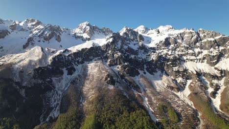 Berge-Mit-Felsigen-Gipfeln,-Die-An-Einem-Sonnigen-Frühlingstag-In-Den-Albanischen-Alpen-Von-Weißem-Schnee-Bedeckt-Sind