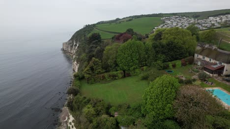 Haus-Am-Rand-Einer-Klippe-In-Devon,-England,-Luftaufnahme-Der-Drohne