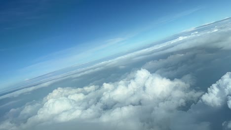 Luftaufnahme-Von-Einem-Jet-Cockpit,-Das-Während-Des-Aufstiegs-In-Der-Nähe-Der-Spitze-Eines-Cumulus-In-Einer-Rechtskurve-Fliegt