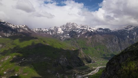 El-Pueblo-Aparece-Después-De-Un-Bosque-Verde-En-Las-Altas-Montañas-De-Los-Alpes-Albaneses