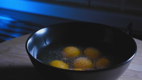 Huevos-Frescos-En-Un-Bol-Espolvoreado-Con-Sal