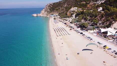 Touristische-Parasailing-Am-Kathisma-Beach,-Insel-Lefkada,-Griechenland---Umkehrantenne