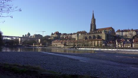 The-River-Aare-and-the-old-town-of-Bern-with-the-gothic-spire-of-the-minster-cathedral-on-the-skyline