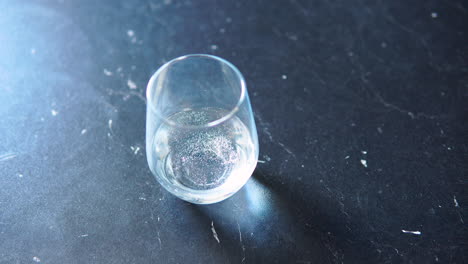 Nahaufnahme-Zeitlupe,-Die-Frisches-Trinkwasser-In-Ein-Trinkglas-Gießt