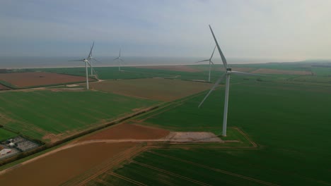 Huge-wind-turbines-blades-of-Lissett-Airfield-wind-farm-in-Yorkshire,-UK