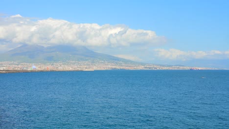 Hermosa-Vista-Del-Mar-Mediterráneo-Con-Agua-Azul-Cristalina-Y-El-Monte-Vesubio-En-El-Fondo-Filmado-Desde-Nápoles,-Italia