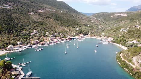 Mikros-Gialos-En-La-Isla-De-Lefkada,-Grecia---Antena-De-Un-Pequeño-Pueblo-Pesquero-Con-Barcos-De-Lujo