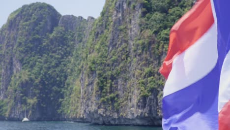 Nahaufnahme-Einer-Thailändischen-Nationalflagge-Auf-Einem-Boot-Auf-Der-Insel-Phi-Phi