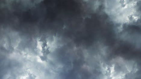 Nubes-Oscuras-En-Movimiento-Con-Tormentas-Eléctricas-En-El-Interior,-Relámpagos-De-Huracán-4k