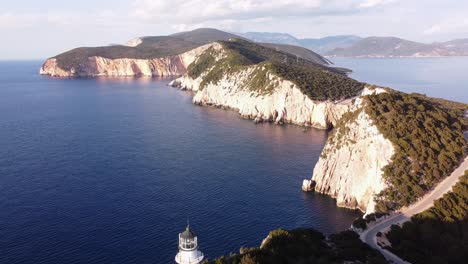 Cabo-Doukato-Y-Faro-En-La-Isla-De-Lefkada,-Grecia---Antena-De-Marcha-Atrás