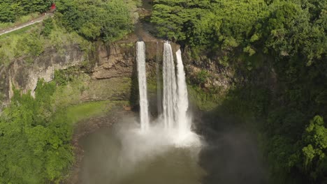 Nach-Oben-Drohnenaufnahmen-Von-Wailua-Falls-Ein-Wasserfall-Auf-Der-Insel-Kauai-Und-Teil-Des-US-Bundesstaates-Hawaii