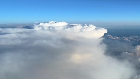 Luftbild-Eines-Versteckten-Cumuloninmus,-Aufgenommen-Aus-Einem-Cockpit-Auf-Reiseflughöhe-Am-Nachmittag