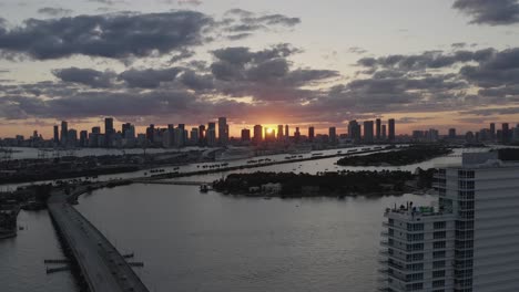 Schöne-Absteigende-Bilder-Des-Orangefarbenen-Himmels-Und-Der-Sonne-Hinter-Den-Wolkenkratzern-Von-Miami-In-Den-Usa