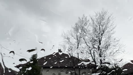 Regentropfen-Auf-Der-Fensterscheibe-Als-Abstrakter-Hintergrund