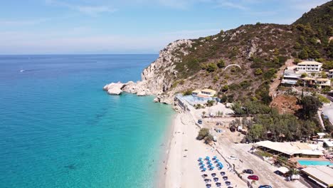 Touristische-Parasailing-Am-Kathisma-Beach,-Insel-Lefkada,-Griechenland---Antenne