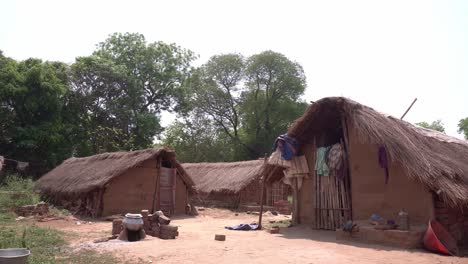 Indigene-Völker-In-Abgelegenen-Gebieten-Indiens-Leben-In-Lehmhütten-Und-Strohgedeckten-Hütten