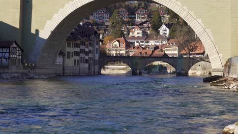 Historische-Brücken-Von-Bern-überqueren-Die-Aare-Mit-Alten-Stadtgebäuden-Im-Hintergrund