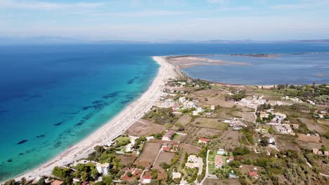 Larga-Playa-De-Arena-Blanca-De-Agios-Ioannis-En-La-Isla-De-Lefkada,-Grecia---Avance-Aéreo