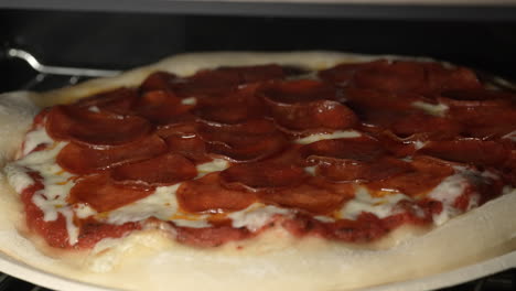 Pizza-De-Pepperoni-Horneada-En-El-Horno-Con-El-Queso-Mozzarella-Burbujeante-Y-La-Masa-Subiendo-Y-Volviéndose-Dorada---Retroceda-El-Lapso-De-Tiempo