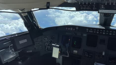 Jet-Cockpit-Ansicht-Von-Der-Kapitänsseite,-Tageslicht,-Während-Einige-Wolken-überflogen-Werden