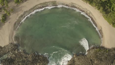 Luftaufnahmen-Der-Halbmondöffnung-Von-Mar-Chiquita-In-Puerto-Rico,-Die-Von-Zwei-Kalksteinvorsprüngen-Geschaffen-Wurde