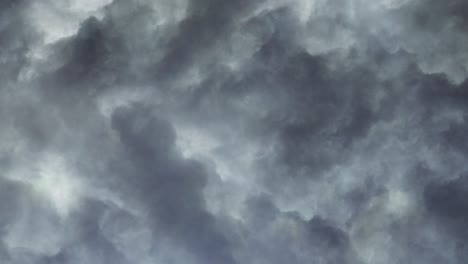 Sturm-über-Feld-Auf-Den-Grauen-Wolken,-4k-Blitz-Hurrikan