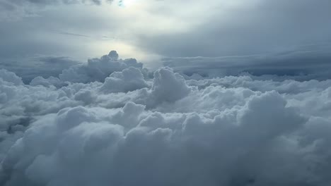Luftaufnahme-Aus-Einem-Jet-Cockpit-Von-Einigen-Kumuluswolken-Seitlich-Mit-Einem-Schönen-Nachmittagshimmel