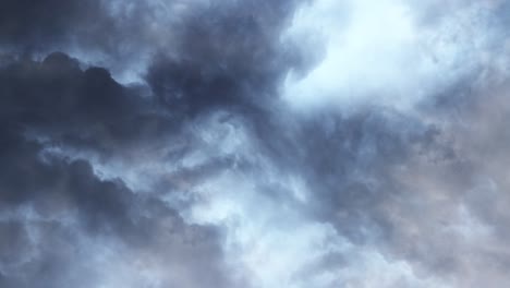 4k-Dramatic-Clouds-in-the-sky-and-thunderbolt