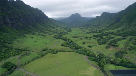 4K-aerial-of-Kualoa-Valley-in-Oahu,-Hawaii,-USA