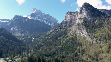 Impresionantes-Imágenes-De-Drones-De-Montañas-Alpinas,-Bosques-Y-Cascadas