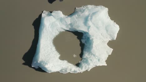 Imágenes-De-Drones-Volando-Sobre-Un-Iceberg-En-El-Parque-Estatal-Kachemak-Bay-De-Alaska