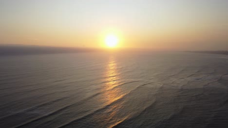 Drohnenvideo-Eines-Sonnenuntergangs-Im-Ozean