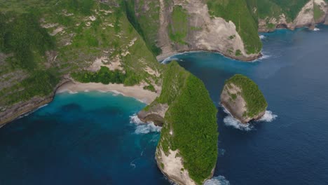 Tall-limestone-coastline-of-tropical-island-with-secluded-beaches,-Kelingking