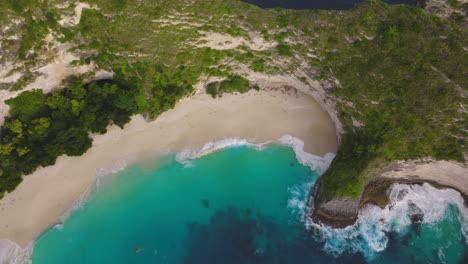 Paradise-secluded-beach-with-turquoise-water,-Kelingking-in-Nusa-Penida,-aerial